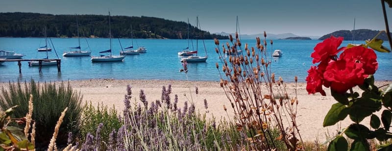 La ubicación estratégica del camping permite disfrutar de actividades como pesca y deportes náuticos en un entorno natural incomparable. (Foto: Web camping Petunia)