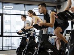 Los beneficios de la bicicleta fija: la rutina de entrenamiento más efectiva para quemar calorías y bajar de peso con este ejercicio