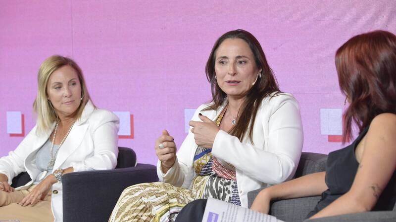 Virginia Gilligan, Bayer; Myriam Álvarez Iturre, Telefónica Movistar junto a Candelaria Dominguez, El Cronista