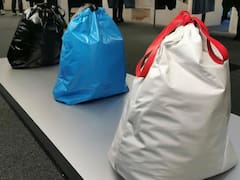 Balenciaga vende la "bolsa de basura" más cara del mundo: cuesta u$s 1790
