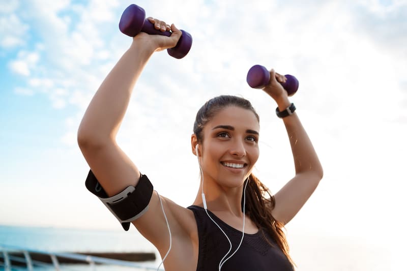 El ejercicio snack consiste en realizar breves períodos de actividad física intensa, de menos de un minuto, para mejorar la salud y combatir el sedentarismo. (Foto: Freepik)