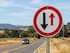 Qué significa la señal de tránsito con borde, una flecha negra y una flecha roja