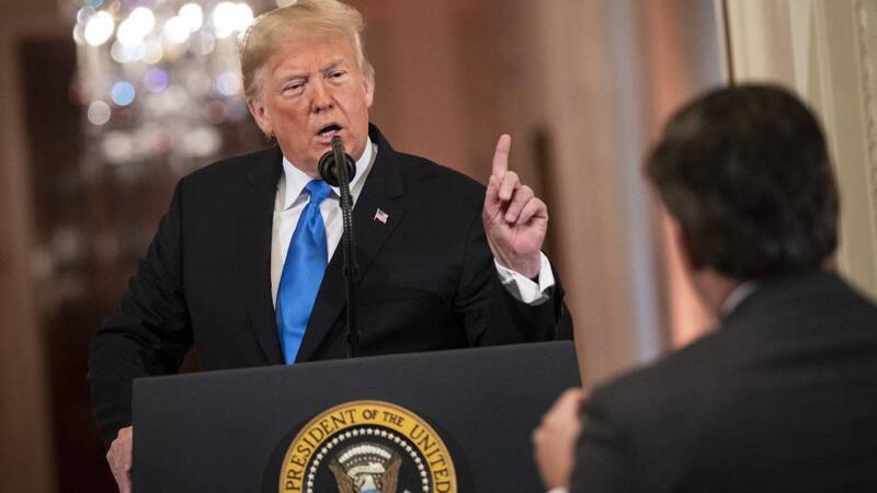 Donald Trump discute con el reportero de la CNN Jim Acosta durante una conferencia de prensa
