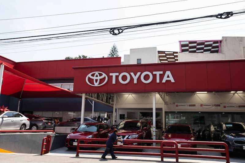 Desde Toyota confirmaron cuál es la falla que afecta a más de 13,000 vehículos del modelo Sienna Híbrida año 2021 a 2025. (Foto: Shutterstock).