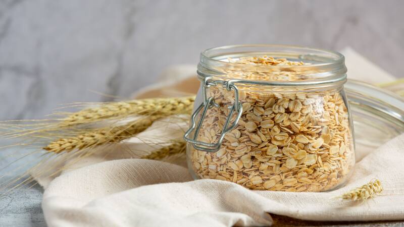 La avena es una excelente fuente de proteínas vegetales, fundamentales para el crecimiento y la reparación muscular.