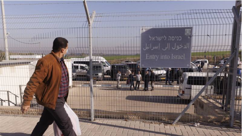 Un palestino entra en Israel desde la Franja de Gaza, en el cruce de Erez, en la frontera entre Israel y Gaza, en Erez, Israel
