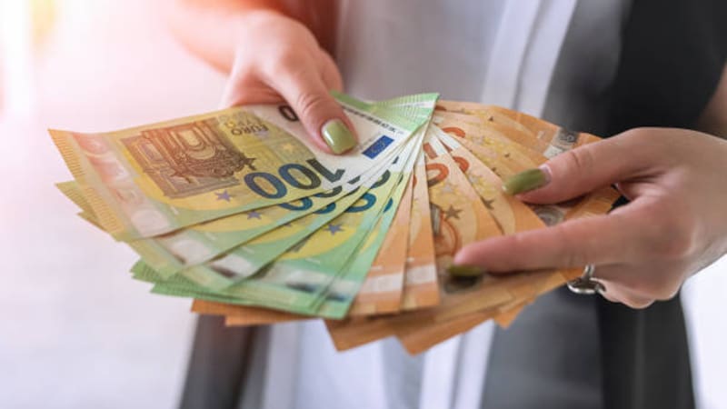 La Seguridad Social les da un regalo de 1000 euros a los padres con hijos menores de 17 años.