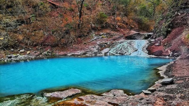 Las imponentes termas están en medio de las montañas de Jujuy a las que se llegan tras una larga caminata.