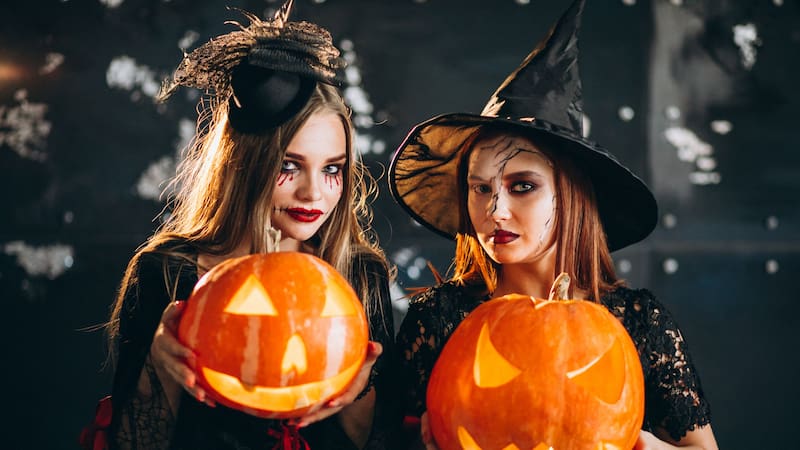 Halloween es una oportunidad perfecta para que las amigas se unan y elijan disfraces creativos.