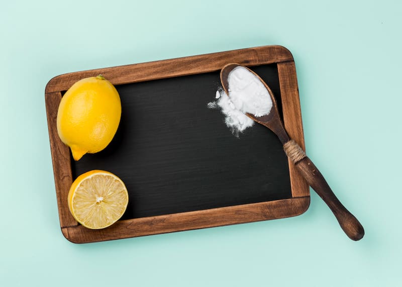 Tomar agua con limón y bicarbonato ayuda a reducir la acidez estomacal de forma natural.(Foto: Freepik)