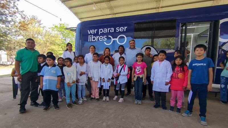 El Gobierno entrega anteojos a niños de escuelas rurales.