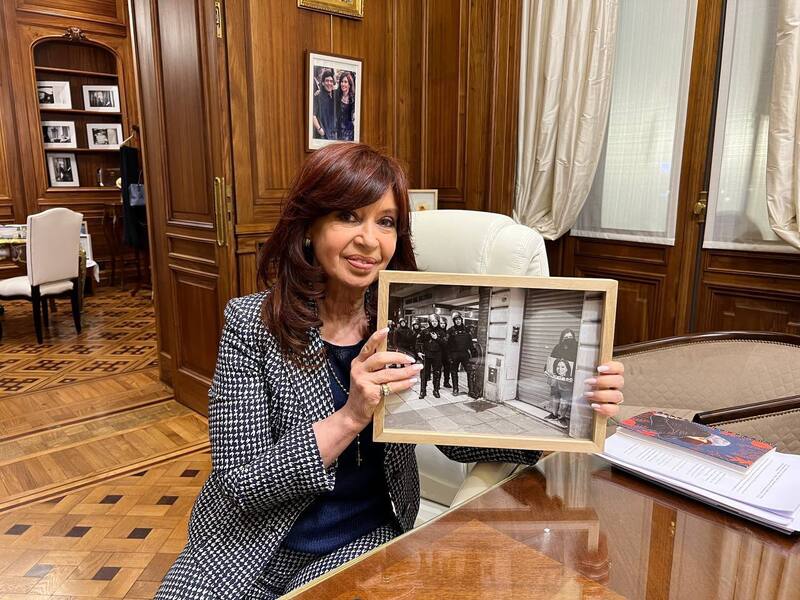 Después de los incidentes frente a su casa por las vallas de la policía Cristina Kirchner mostró esta foto