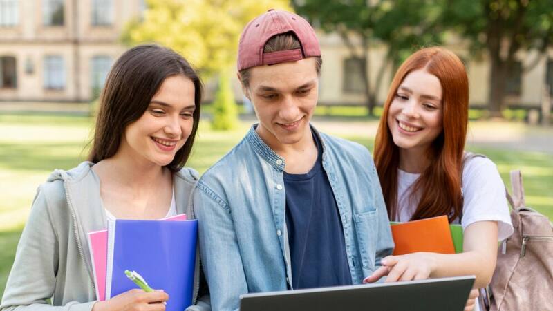 Ambos países ofrecen oportunidades para que los estudiantes trabajen durante sus estudios, lo que puede ayudar a mejorar su experiencia internacional.