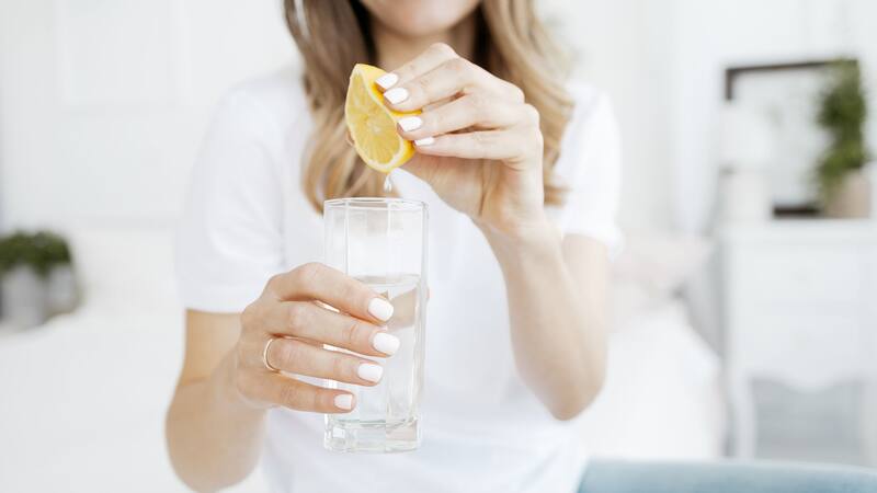 Beber agua con limón puede ayudar a bajar de peso.