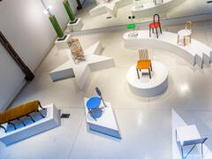 Blanco en Calvaresi: una muestra de sillas para ver tres veces