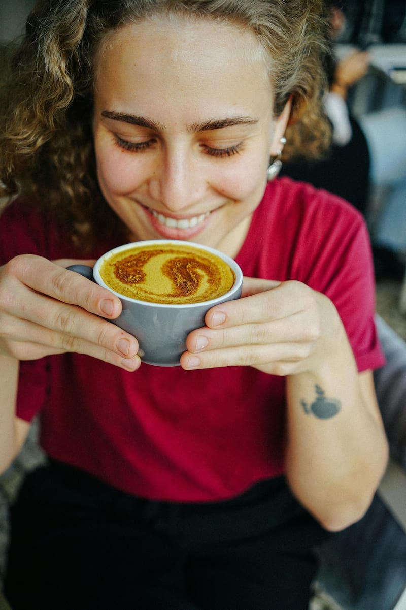 El té de cúrcuma puede ayudar a reducir la acidez estomacal, proporcionando alivio para aquellos que sufren de molestias gastrointestinales (Fuente: Pexels)