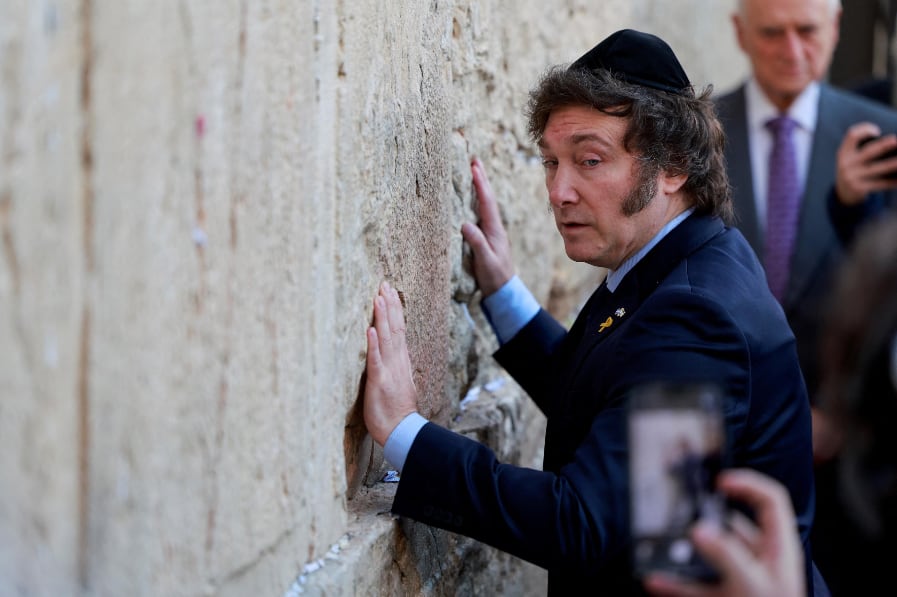 Milei asistirá al acto por el atentado a la Embajada a Israel con la guerra de Irán como telón de fondo