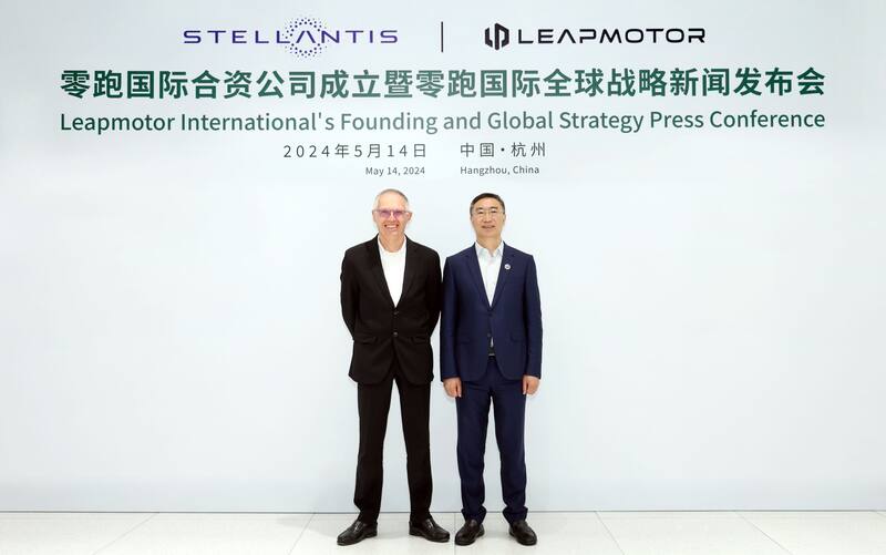 Carlos Tavares, CEO de Stellantis, y el fundador de Leapmotor, Zhu Jiangming, cuando se anunció el acuerdo.