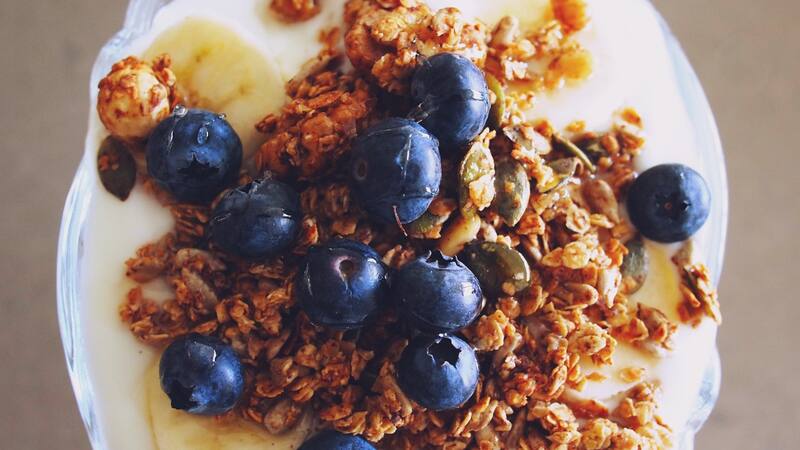 La granola es una mezcla de copos de avena, semillas, frutos secos y frutas deshidratadas, horneada para obtener una textura crujiente (Fuente: Pixabay)