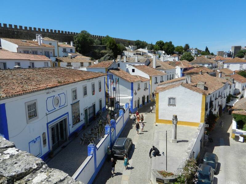 Óbidos es uno de los destinos más bonitos de Portugal para ir desde España. Fuente: Pixabay.
