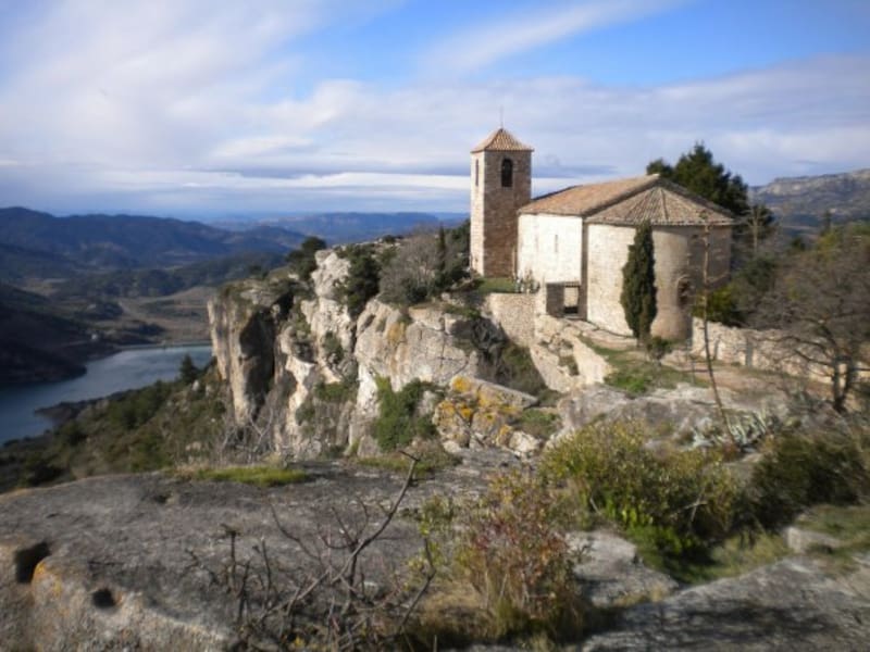 Entre los sitios más destacados del pueblo están la iglesia románica de Santa María y los restos del castillo musulmán. (Foto: Wikimedia Commons- Maximodelaiglesia)