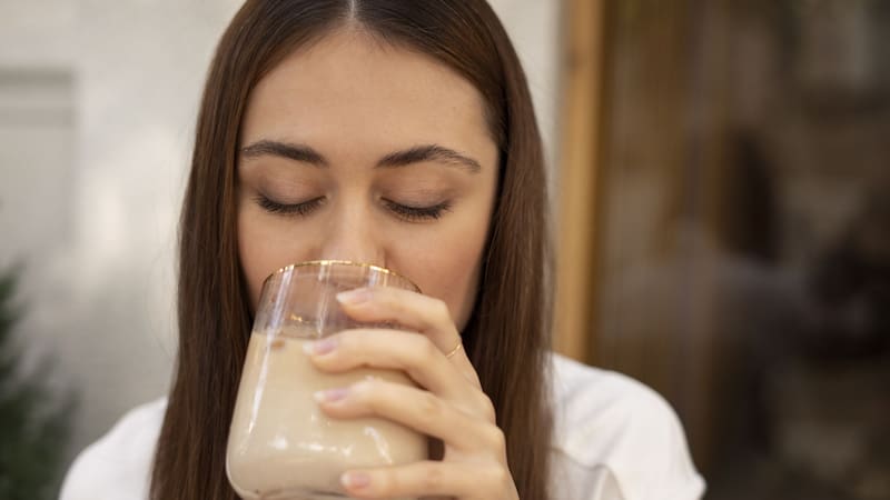 El colágeno es una proteína crucial para la elasticidad y fortaleza de los cartílagos y tejidos conectivos.