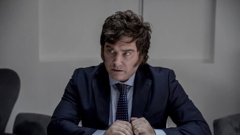 Cómo sería la dolarización según el economista que más escucha Javier Milei