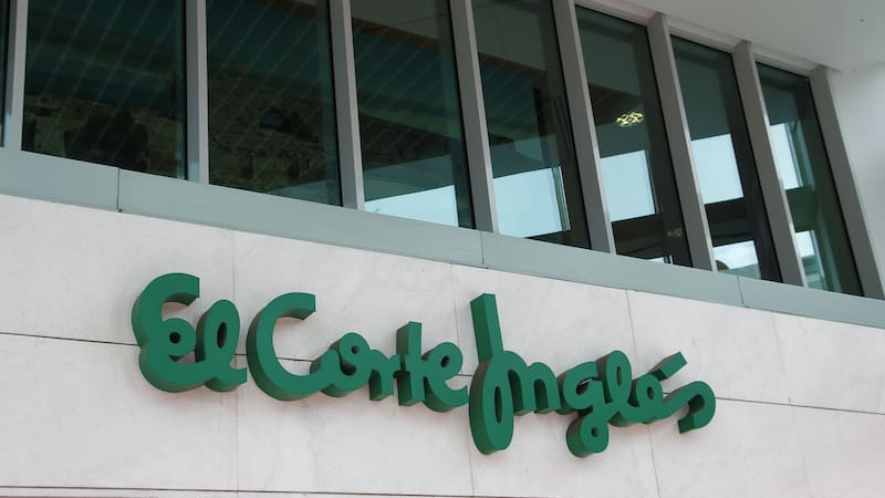Gastón Bottazzini deja su cargo como CEO de El Corte Inglés y Santiago Bau asume el mando con plenas competencias operativas.