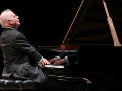 Daniel Barenboim cumple 80 años, sin concierto de festejo y aquejado por una enfermedad neurológica