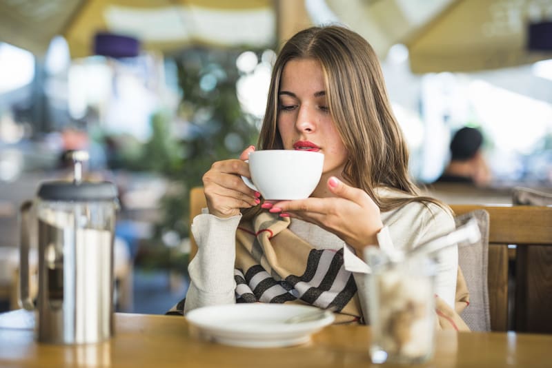 Cada semana, algunas de estas cafeterías ofrecen cosechas nuevas, lo que permite probar distintos perfiles de sabor. Fuente: Freepik.
