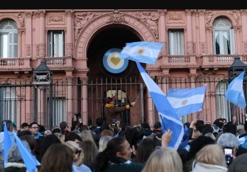 Batakis no sólo debe enfrentarse a la economía, sino también a la tensa política del país.