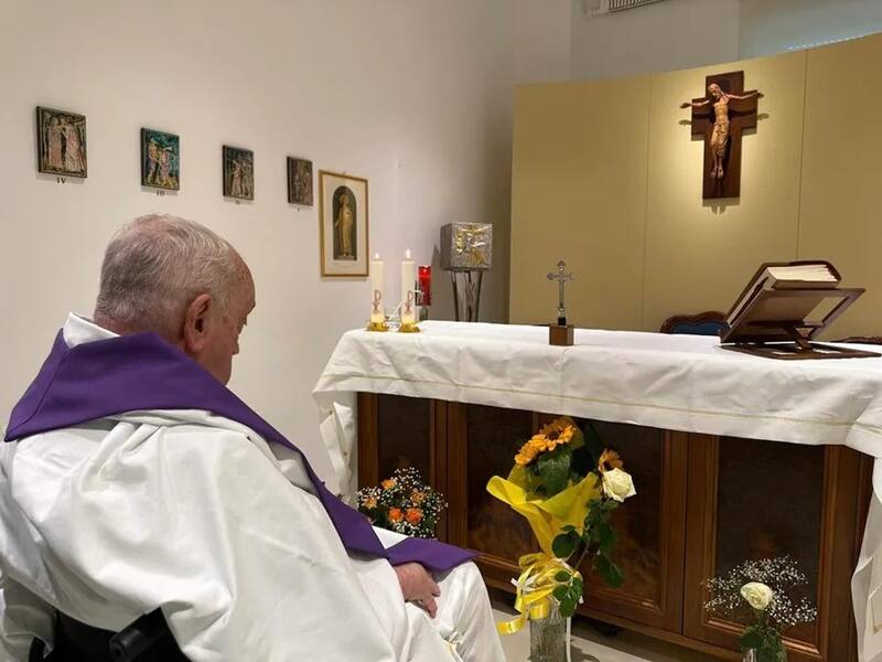 El papa Francisco en la capilla privada del Policlínico Gemelli. Fuente: archivo.