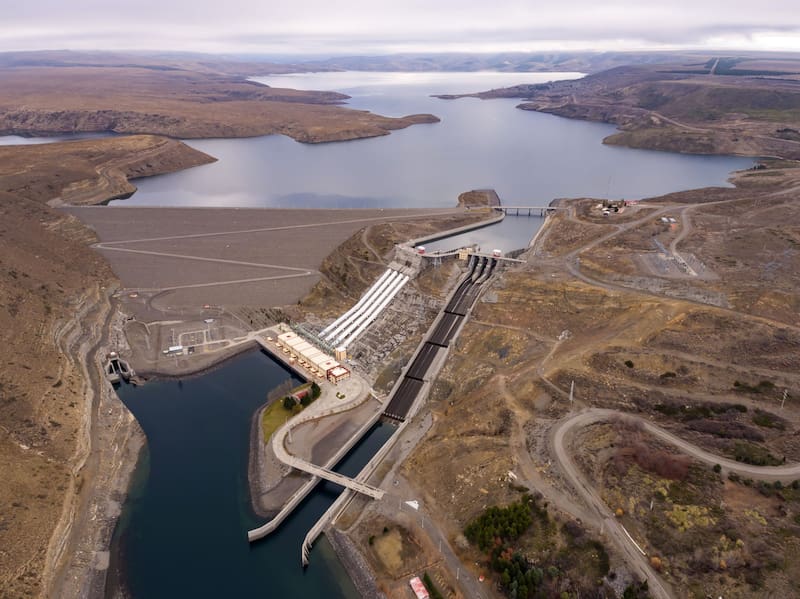 Alicurá, concesionada a AES, es la primera represa aguas arriba del río Limay; la concesión vencía en agosto