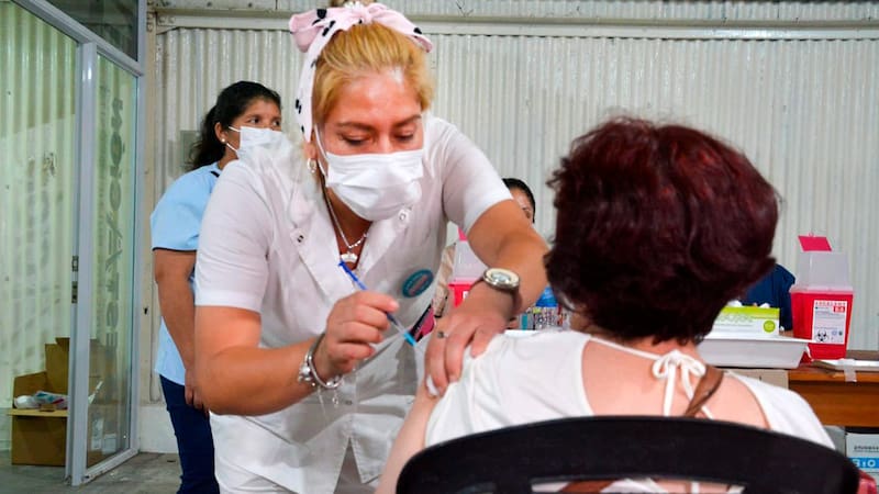 En Argentina se llevan aplicadas aplicaron 110,6 M de vacunas. No obstante, más de 12 millones de personas aún no se aplicaron la tercera dosis.