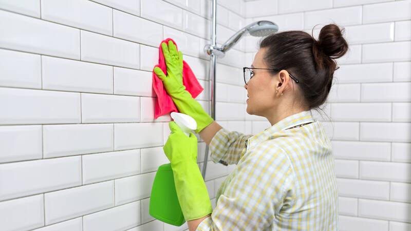 El método más efectivo y casero para limpiar el baño y eliminar el sarro. Fuente: archivo