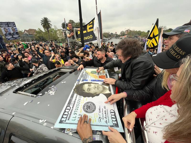 Javier Milei repartió dólares de fantasía con su imagen en las caravanas de campaña