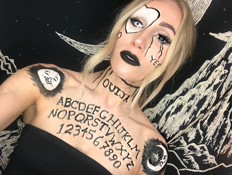 Aquí no eres un fanstasma, sino que eres el tablero de la ouija.