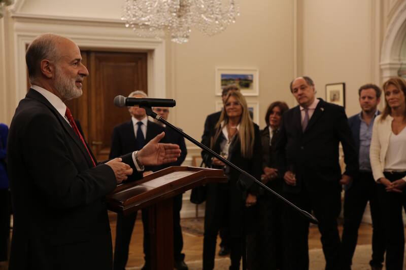 Hamilton encabezó una recepción para líderes del sector privado y funcionarios en la Residencia de la Embajadora Kirsty Hayes