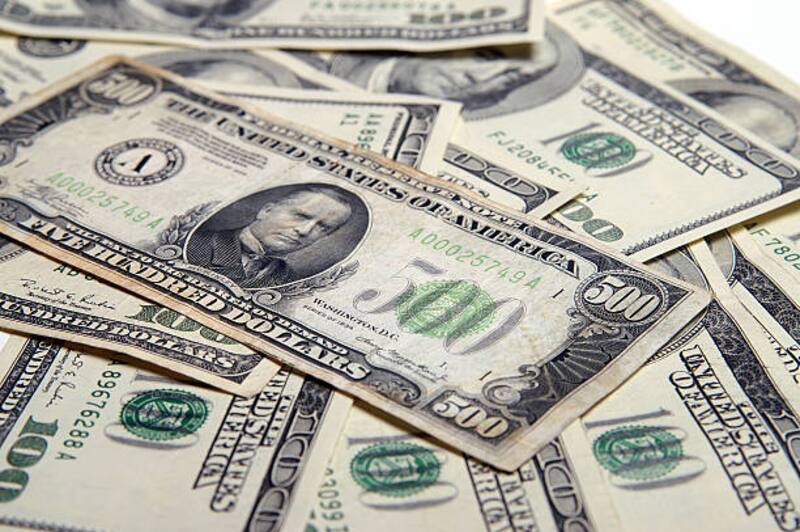 El dólar le saca ventaja al peso en el mercado de divisas. Fuente: Archivo