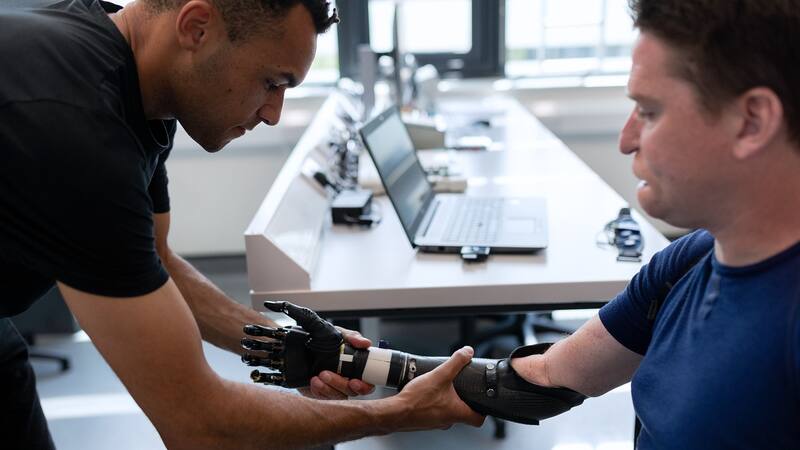 Descubrimiento científico: médicos italianos desarrollan una revolucionaria prótesis de mano con imanes que lo cambiará todo.