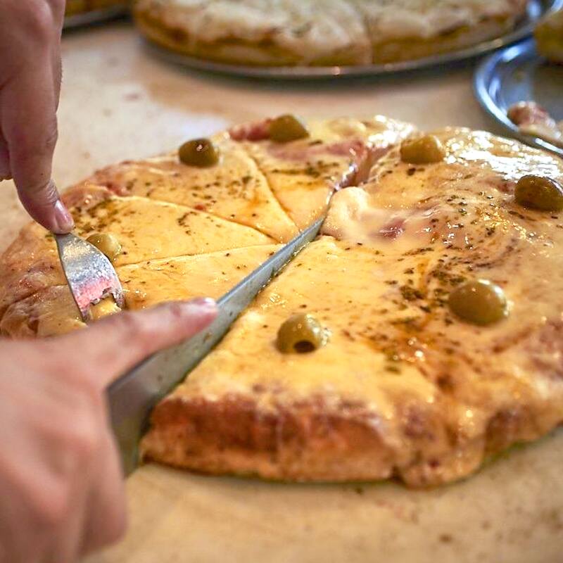 Podés disfrutar de una tradicional pizza argentina. (Fuente: Wikimedia Commons)