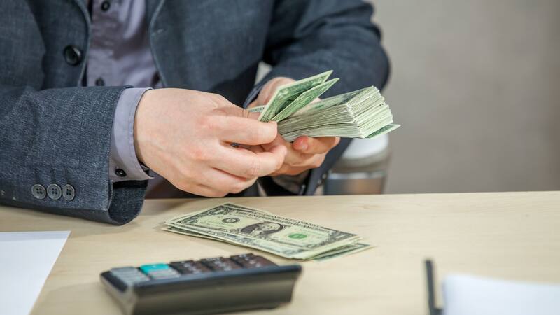 Los aumentos del salario mínimo de Florida continuarán hasta el 2027.