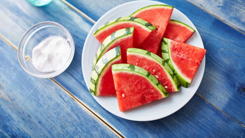 Mezclar sandía con sal: por qué recomiendan hacerlo y para qué sirve.