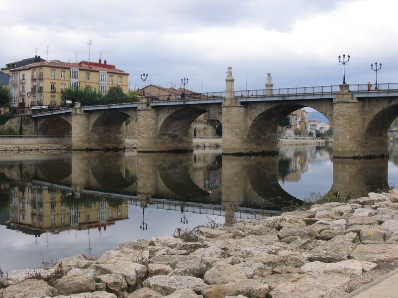 El Puente Carlos III fue construido en 1777 y conecta la zona antigua y nueva de la ciudad (Fuente: Wikimedia Commons)