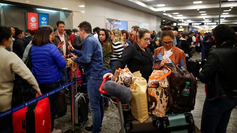 Los problemas comenzaron pasadas las 3 de la madrugada y hasta las 7 solo había despegado un vuelo de la compañía con destino a Iguazú.