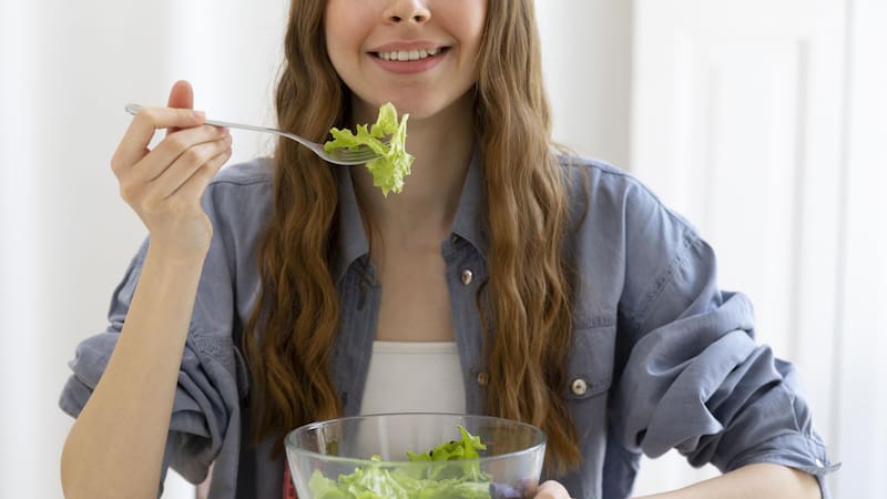 Las verduras de hojas verdes aportan nutrientes clave para la salud y el desarrollo celular.(Foto: Freepik)