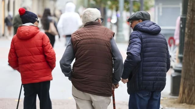 Uno a uno, los tours turísticos gratuitos para jubilados en Montevideo