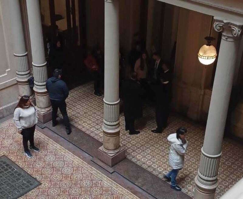 Las afueras de la reunión entre diputados libertarios. (Déborah de Urieta)