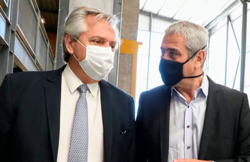 El ministro e intendente de licencia Jorge Ferraresi, junto a Alberto Fernández