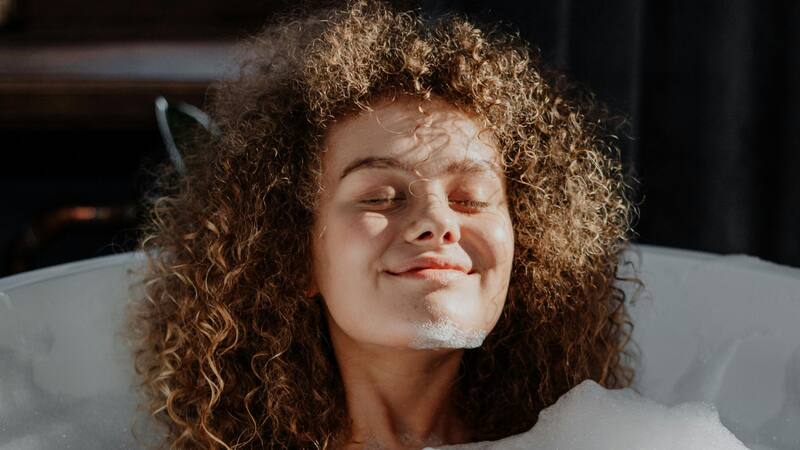 Bañarse de día o de noche: ¿qué recomiendan los expertos?